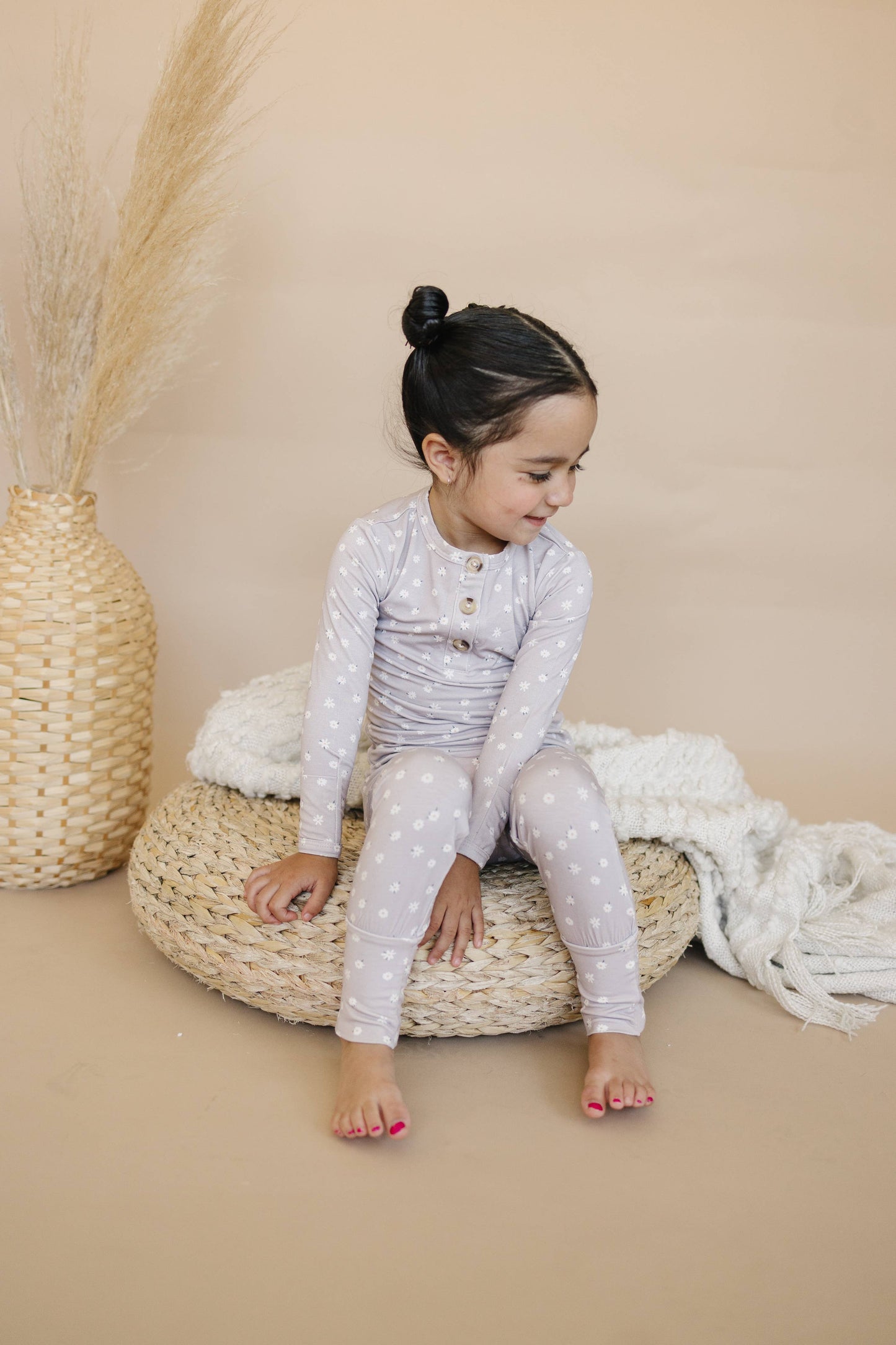 Adorable daisy floral print on the pajama set, perfect for baby and toddler girls.