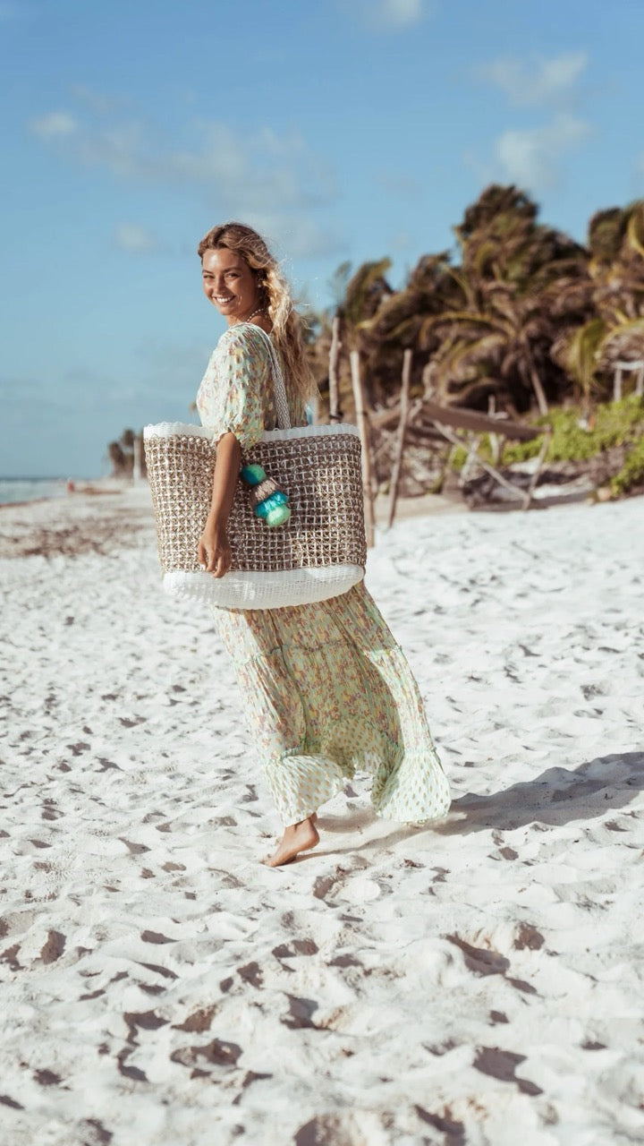 Woman wearing the XL Citron Tote over her shoulder