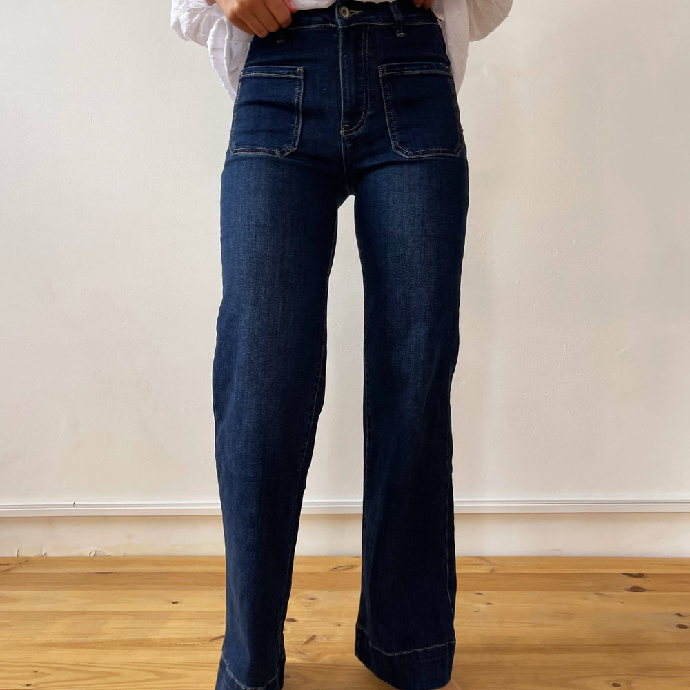 Long stretchy women’s jeans in a cotton blend, featuring a sleek fit and practical pockets.