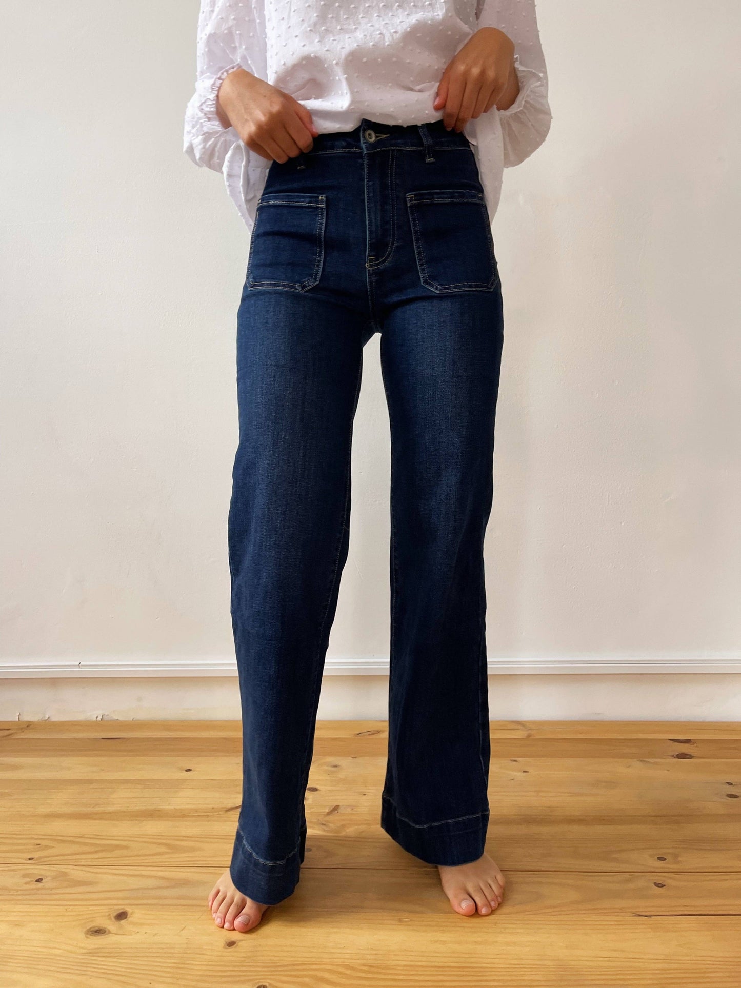 Long stretchy women’s jeans in a cotton blend, featuring a sleek fit and practical pockets.