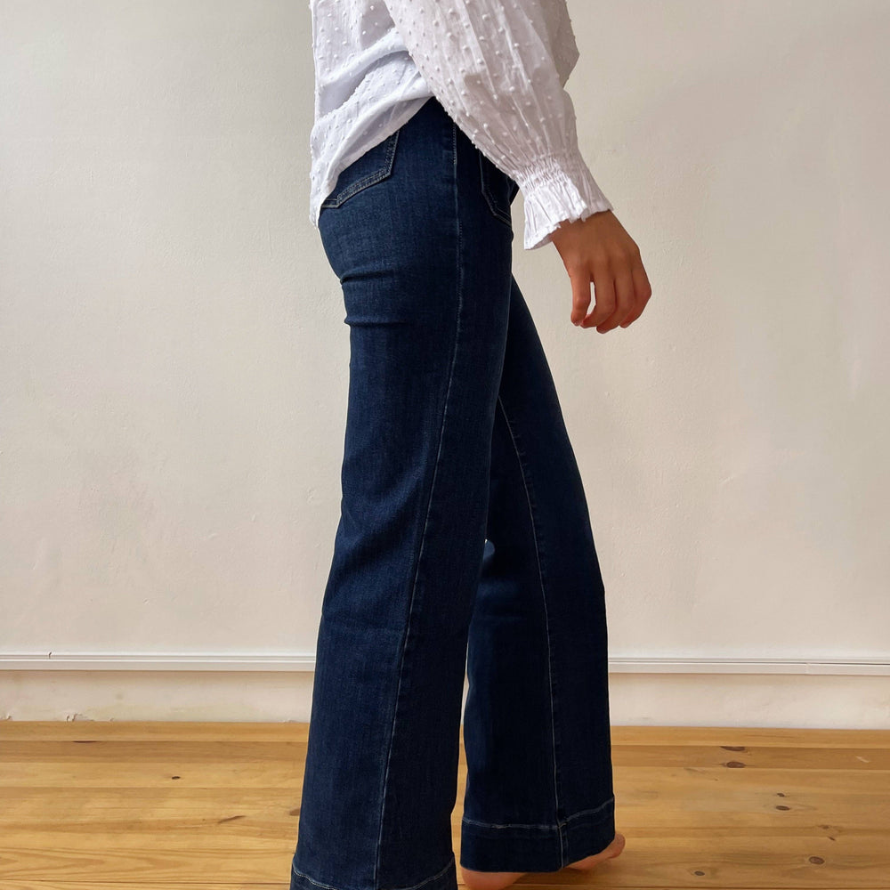 Upgrade your denim collection with our Elastic Medium/High-Waist Long Jeans, combining comfort, style, and versatility. 