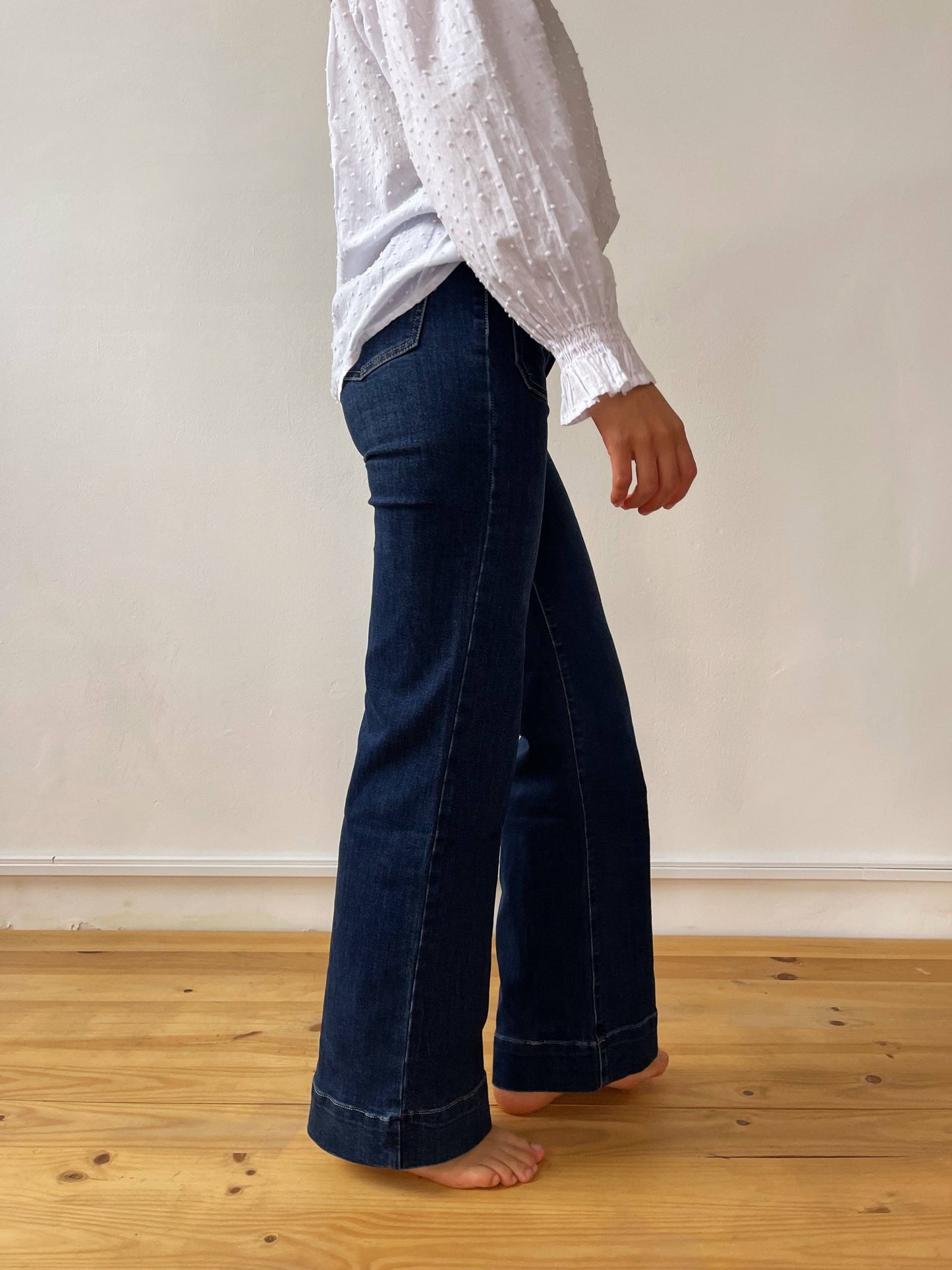 Upgrade your denim collection with our Elastic Medium/High-Waist Long Jeans, combining comfort, style, and versatility. 