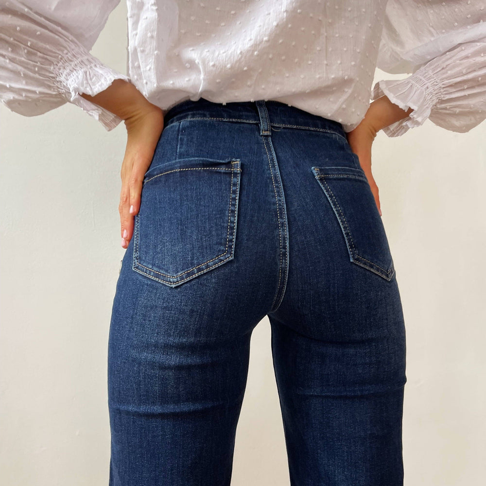 
                      
                        Designed for a flattering fit, these jeans feature a medium/high-rise waist and a figure-hugging elastic material for effortless wear. 
                      
                    