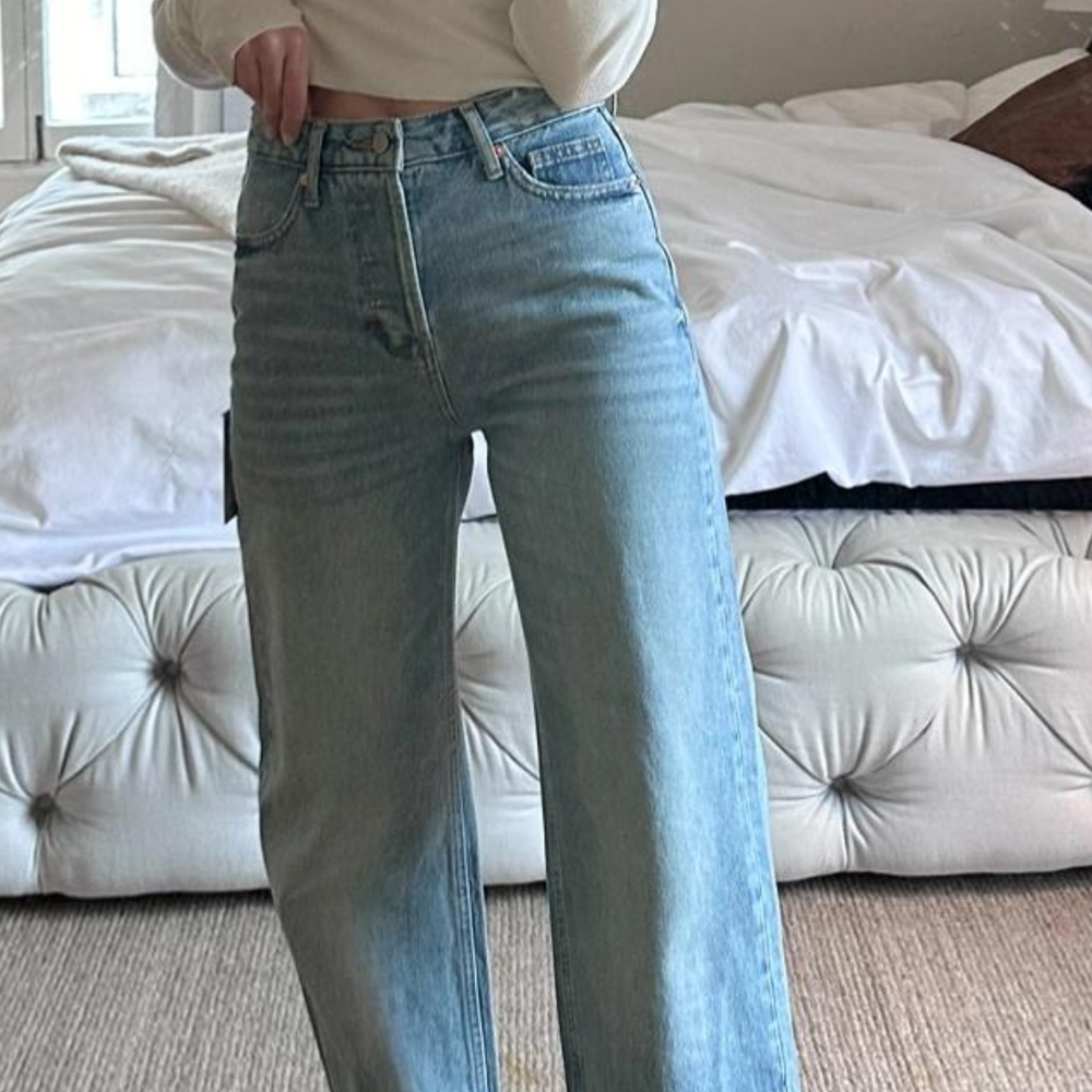 
                      
                        Super soft 100% cotton denim jeans in high-rise, baggy fit silhouette
                      
                    