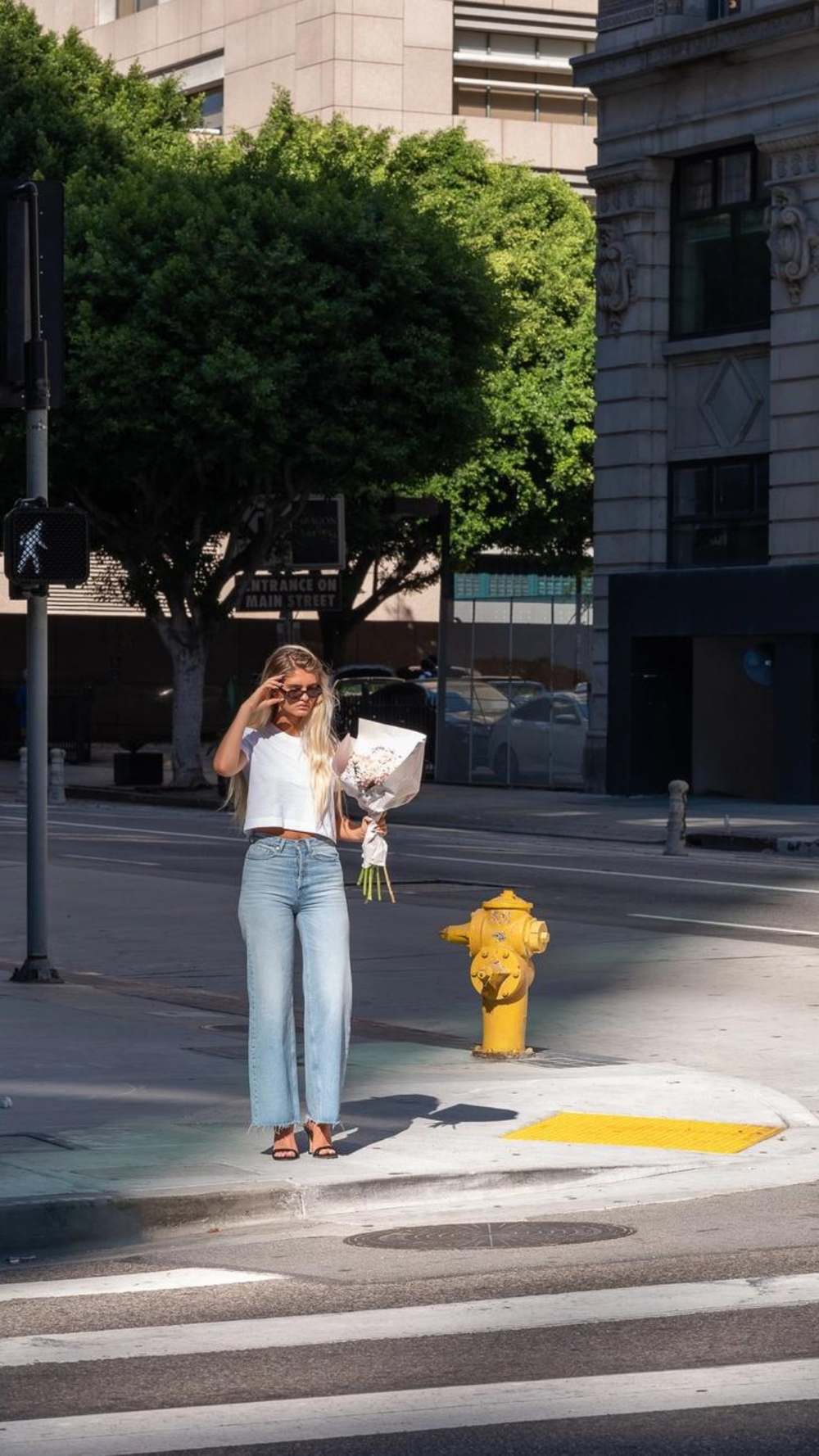 Model wearing ’90s inspired wide leg jeans with baggy fit and high-rise waist