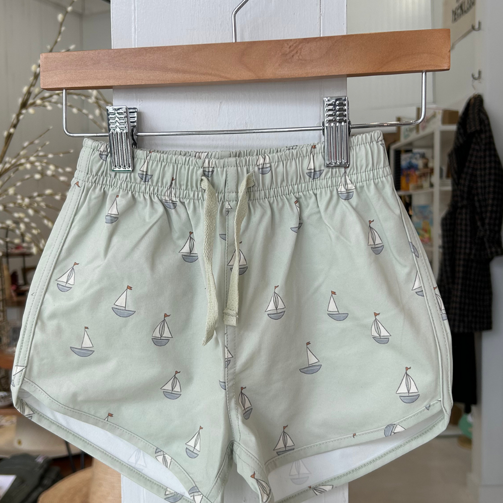 Set sail for summer fun with the Rylee + Cru Boys' Swim Shorts in Sailboats! 