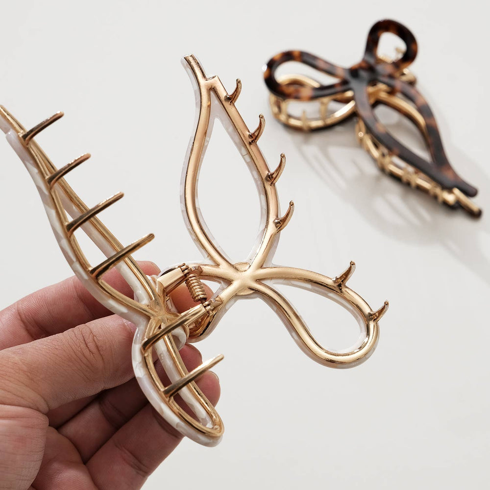 
                      
                        Vintage Snow Large Claw Clip in Ivory shown open next to Tortoise
                      
                    