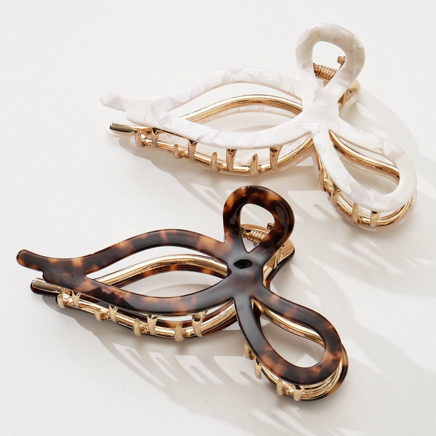 Side angle of Vintage Snow Large Bow Claw Clip highlighting gold base